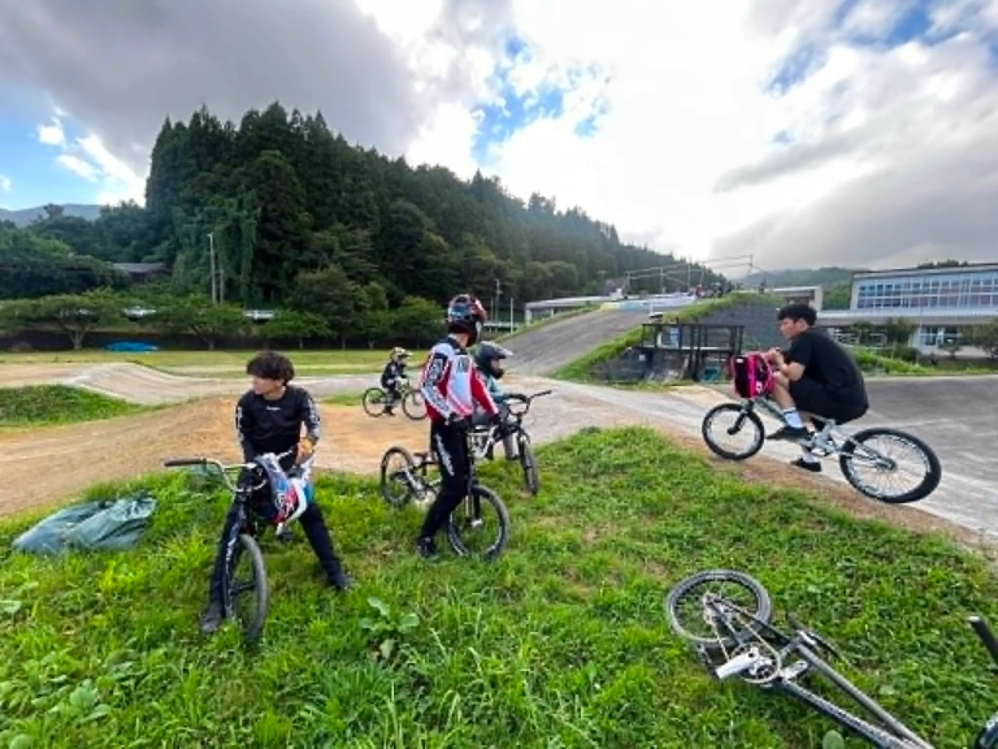 三陸BMXスタジアムのコースで練習する選手たち