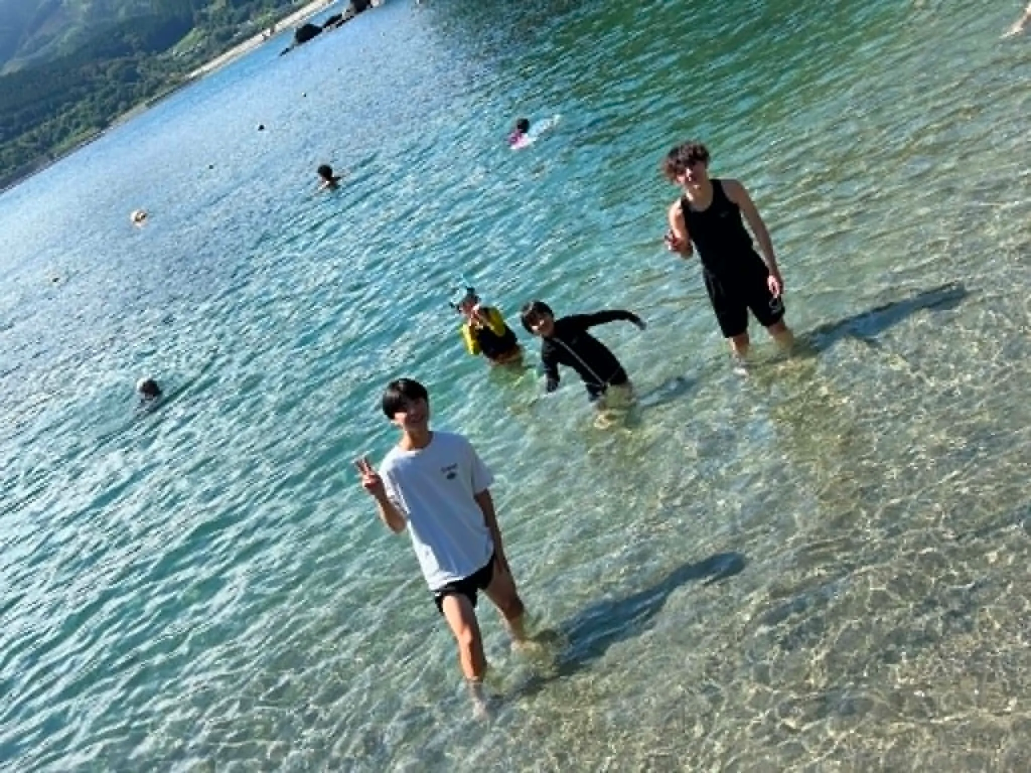 透明度の高い三陸の海で遊ぶ参加者たち